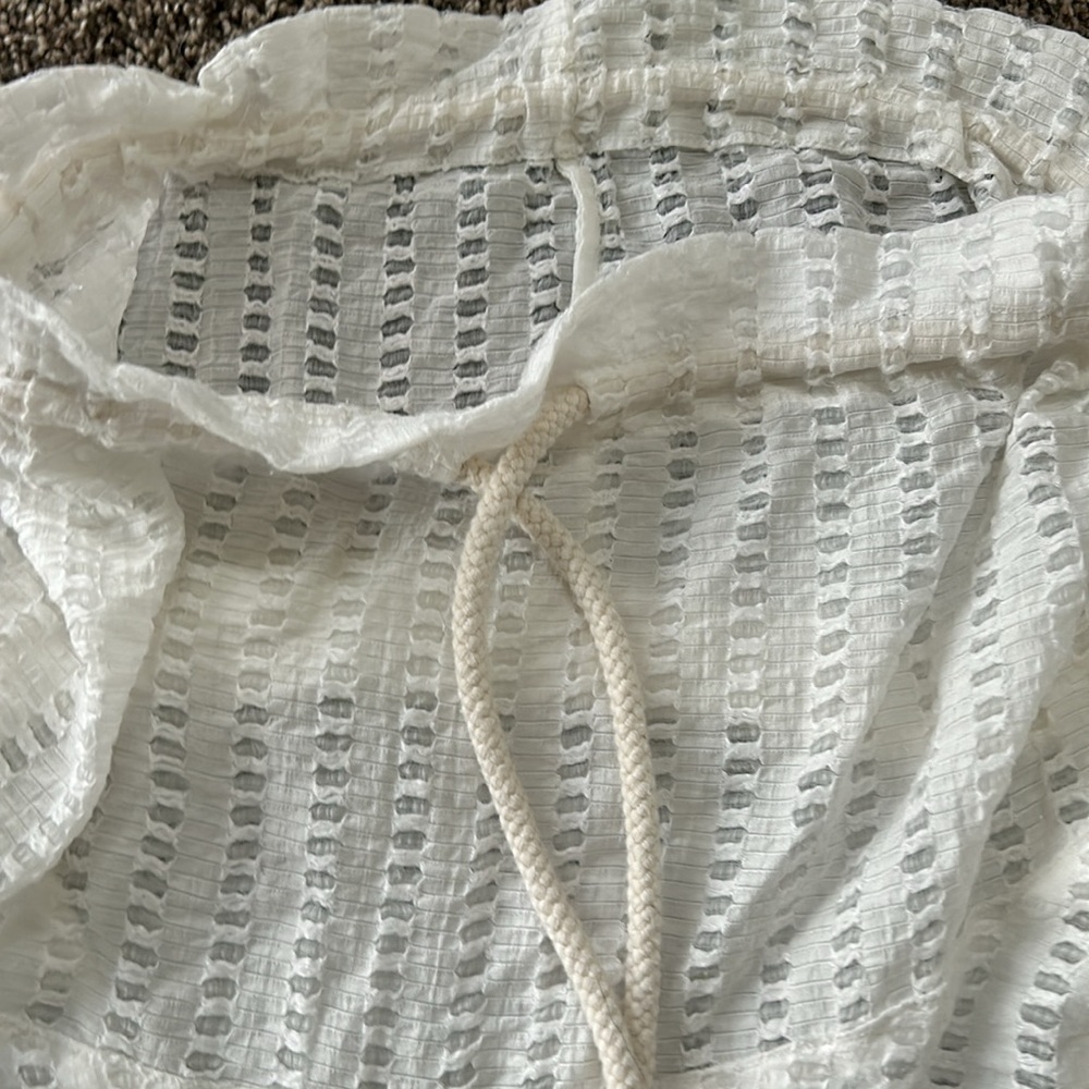 White cape - Picture 4 of 6